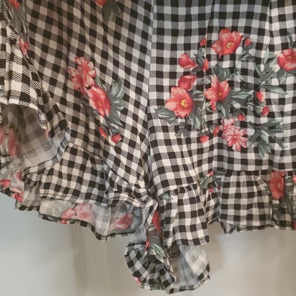 Forever 21 ruffled shorts - Picture 4 of 5